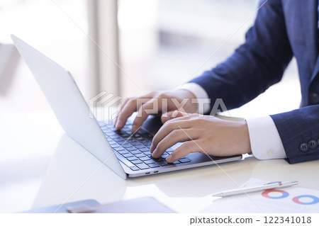 業務：操作筆記型電腦的人的手 122341018