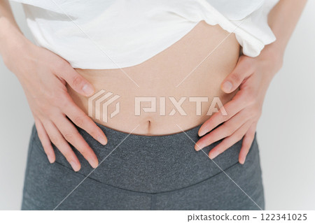 A stomach woman 122341025