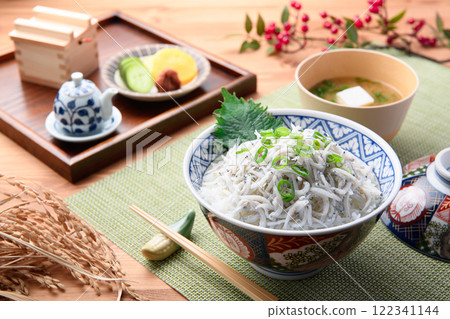 在米飯上炒香菇 122341144