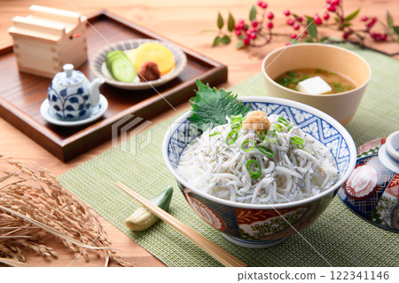 在米飯上炒香菇 在米飯上炒香菇 122341146