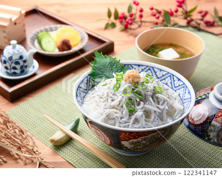 在米飯上炒香菇 在米飯上炒香菇 122341147
