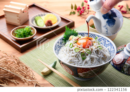 在米飯上炒香菇 在米飯上炒香菇 122341156