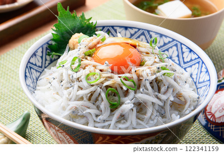 在米飯上炒香菇 在米飯上炒香菇 122341159