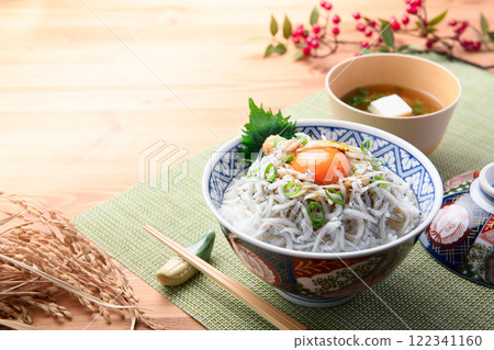 Pot-fried shiitake on rice Pot-fried shiitake on rice 122341160