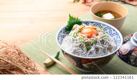 在米飯上炒香菇 在米飯上炒香菇 122341161