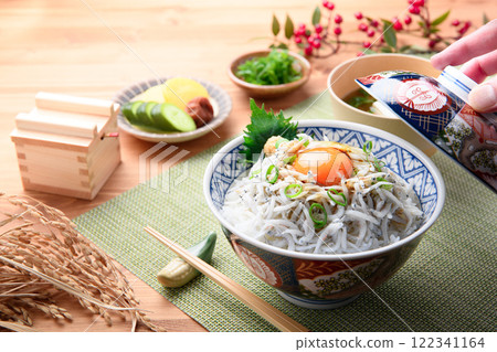 在米飯上炒香菇 122341164