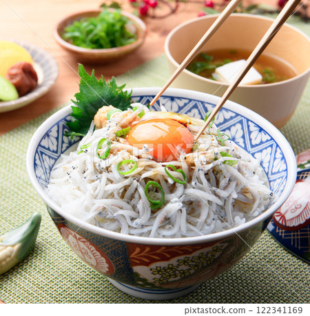 在米飯上炒香菇 在米飯上炒香菇 122341169