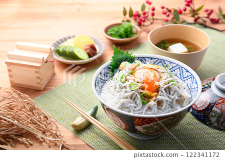 在米飯上炒香菇 122341172