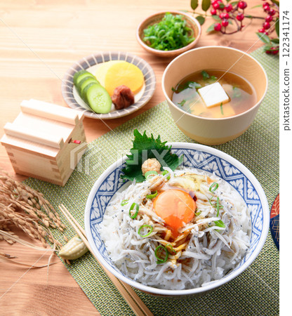 在米飯上炒香菇 在米飯上炒香菇 122341174
