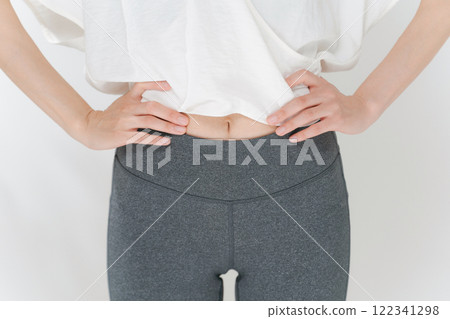 穿著瑜珈服的女人的胃 122341298