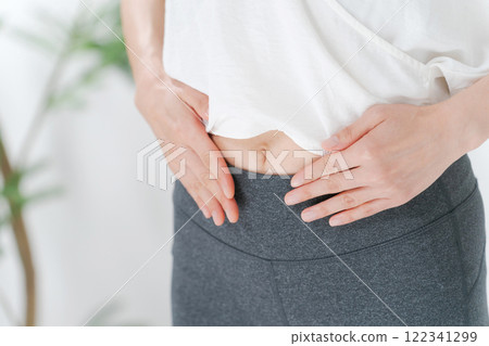 穿著瑜珈服的女人的胃 122341299