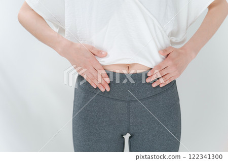 穿著瑜珈服的女人的胃 122341300