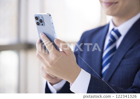 看智慧型手機的商人的手 看智慧型手機的商人的手 122341326