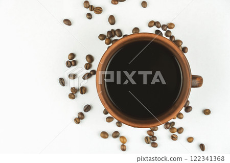 Coffee cup with scattered coffee beans on white background 122341368