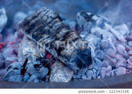 田間烤地瓜、灰、木炭 122341526