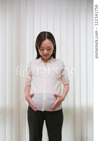 Portrait of smiling pregnant woman 122341756