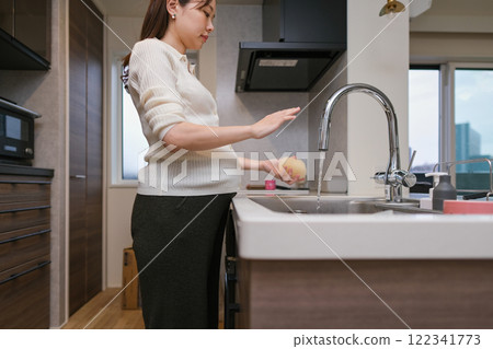 Pregnant woman doing housework 122341773