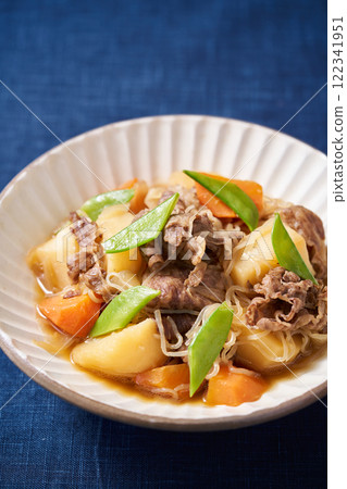 用牛肉做的基本肉和土豆 用牛肉做的基本肉和土豆 122341951