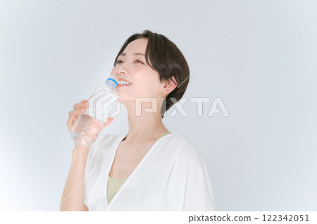 一名女子在訓練中穿著塑膠瓶飲用水 122342051