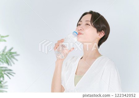 一名女子在訓練中穿著塑膠瓶飲用水 一名女子在訓練中穿著塑膠瓶飲用水 122342052