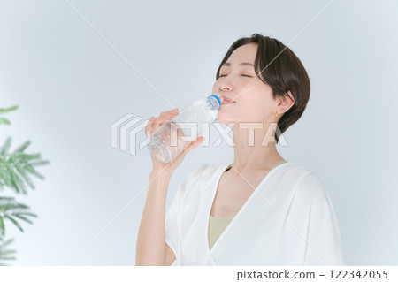 一名女子在訓練中穿著塑膠瓶飲用水 122342055