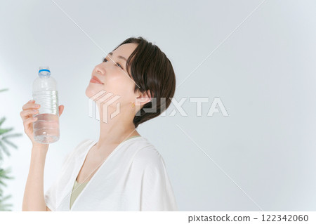 一名女子在訓練中穿著塑膠瓶飲用水 一名女子在訓練中穿著塑膠瓶飲用水 122342060