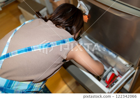 female, females, woman 122342066