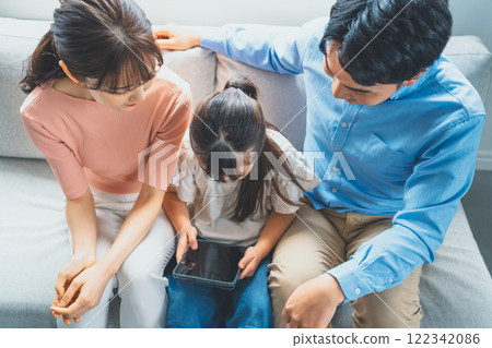 Elementary school student and smartphone 122342086