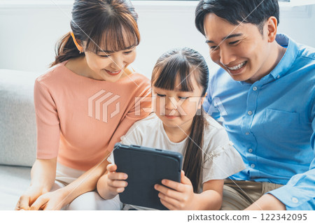 小學生和平板電腦 122342095