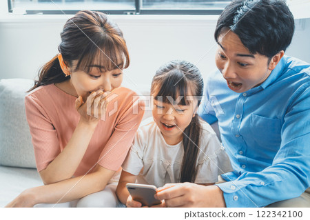 Elementary school student and smartphone 122342100