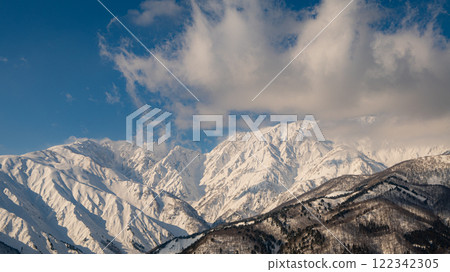 長野縣白馬村晴朗的天空和白雪皚皚的北阿爾卑斯山 122342305