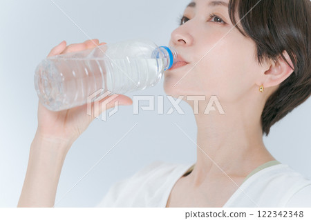 一名女子在訓練中穿著塑膠瓶飲用水 122342348