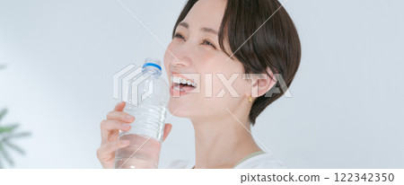 一名女子在訓練中穿著塑膠瓶飲用水 一名女子在訓練中穿著塑膠瓶飲用水 122342350