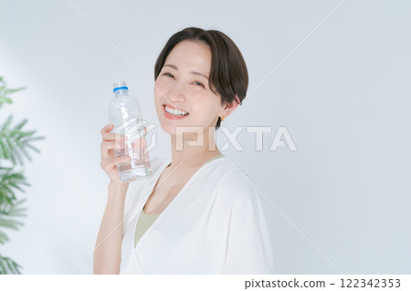 一名女子在訓練中穿著塑膠瓶飲用水 一名女子在訓練中穿著塑膠瓶飲用水 122342353