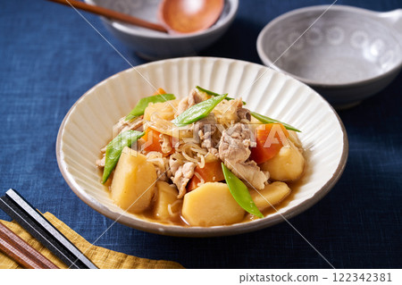 使用豬肉的基本肉和馬鈴薯 122342381