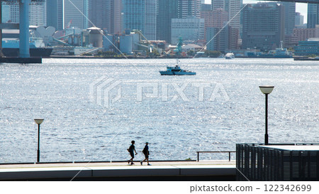 夏天男孩在沙灘上散步 夏天男孩在沙灘上散步 122342699