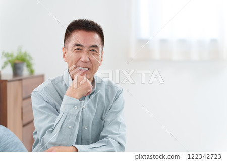 思考微笑的老人 思考微笑的老人 122342723