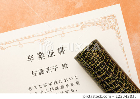 文憑和桶 122342833