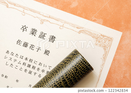 文憑和桶 122342834