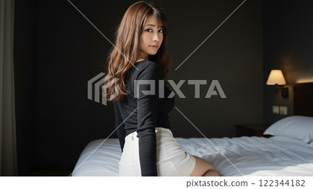 The alluring back view of an adult woman turning around in bed 122344182
