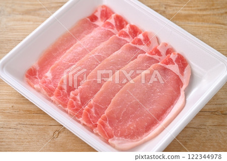 包裝托盤中豬腰肉和肉的圖像。 122344978