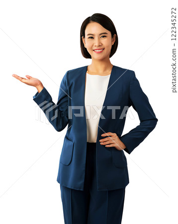 微笑的女士擺出歡迎姿勢 122345272