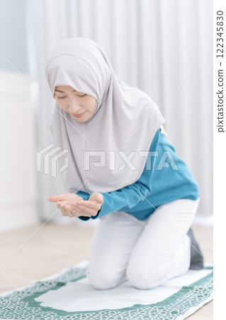 一名中年婦女在公司祈禱室祈禱 一名中年婦女在公司祈禱室祈禱 122345830