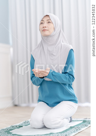 A middle-aged woman praying in the company's prayer room 122345832