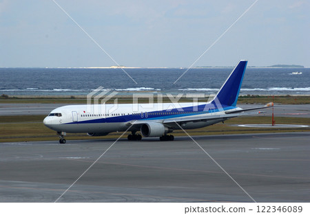 以沖繩海為背景的飛機降落 以沖繩海為背景的飛機降落 122346089