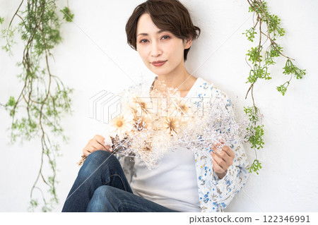 美女形象（短髮中年女子手持乾燥花） 122346991