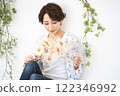 美女形象（短髮中年女子手持乾燥花） 122346992