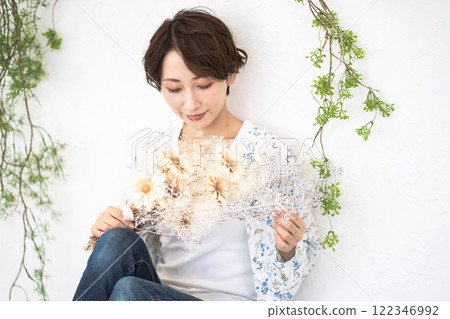 美女形象（短髮中年女子手持乾燥花） 122346992