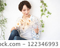 美女形象（短髮中年女子手持乾燥花） 122346993