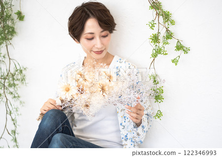 Beauty image (middle-aged woman with short hair holding dried flowers) Beauty image (middle-aged woman with short hair holding dried flowers) 122346993